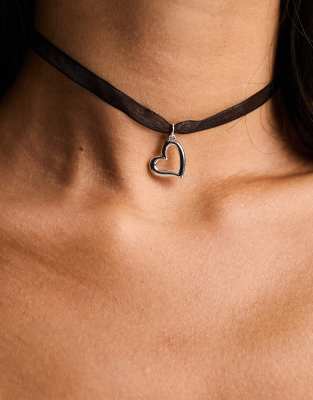 ASOS DESIGN choker necklace with wide velvet design in black