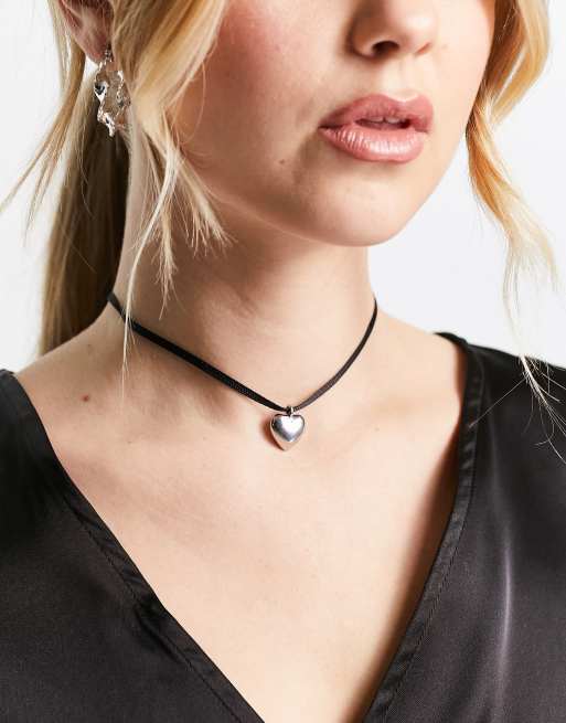 ASOS DESIGN – Choker ze wstążki z wypukłą zawieszką w kształcie serca w kolorze srebra