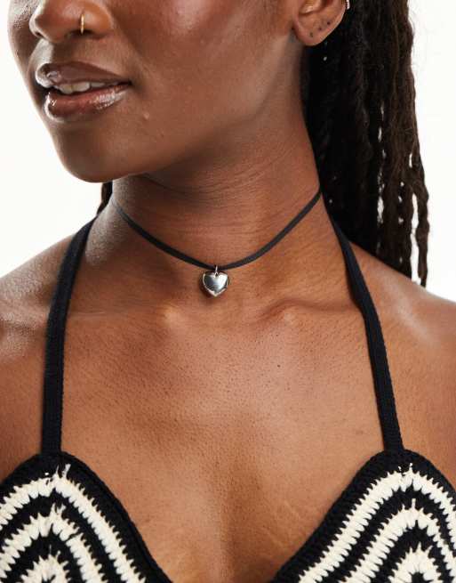ASOS DESIGN – Choker ze wstążki z wypukłą zawieszką w kształcie serca w kolorze srebra