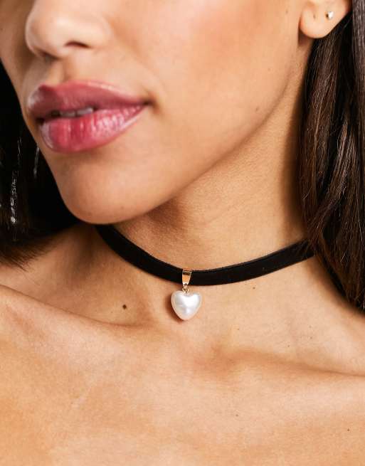 ASOS DESIGN - Chokerketting met hartvormig imitatieparel-hangertje in zwart fluweel