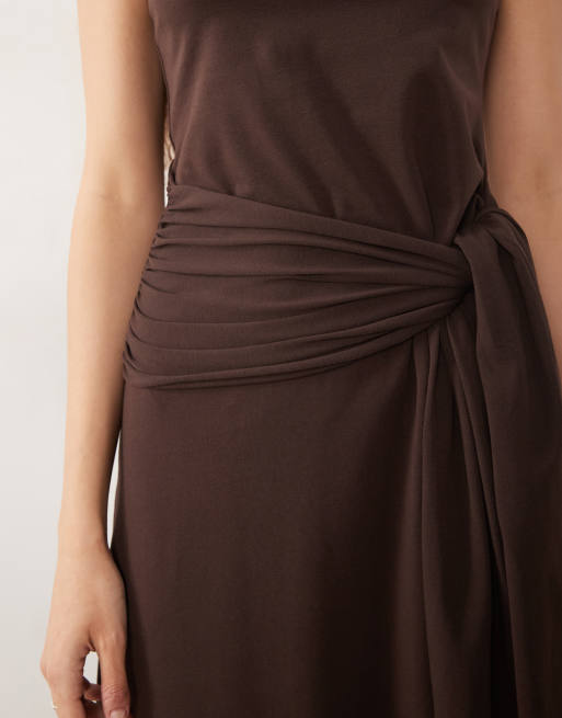 ASOS DESIGN – Chokladbrun, ärmlös midiklänning med knytning i midjan, 4 av 4