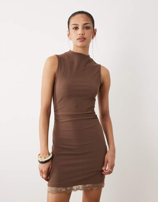 ASOS DESIGN – Chokladbrun, ärmlös miniklänning med spetsfåll, 2 av 4