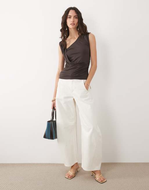 ASOS DESIGN – Chokladbrun, ärmlös topp med drapering och indragen midja, 2 av 4