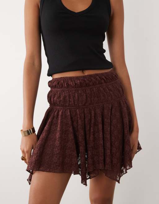 ASOS DESIGN – Chokladbrun, asymmetrisk minikjol med plissering och spetslager, 3 av 5