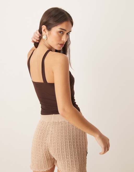 ASOS DESIGN – Chokladbrun, åtsmitande topp med utskurna detaljer, halterneck och pärldetaljer, 3 av 4