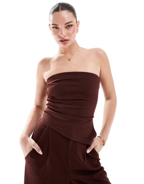 ASOS DESIGN – Chokladbrun, axelbandslös bandeau-topp med ryschad sida - view 1