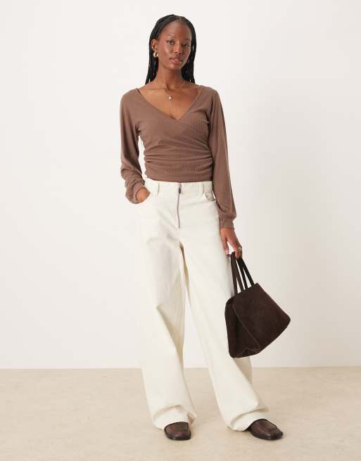 ASOS DESIGN – Chokladbrun, borstat ribbad topp med omlottdesign och långa ärmar, 2 av 4