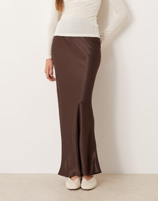 ASOS DESIGN – Chokladbrun diagonalskuren maxikjol i satin, 2 av 5