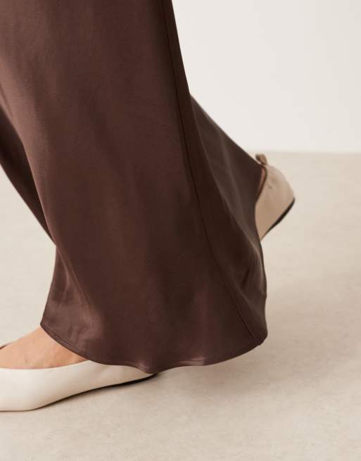 ASOS DESIGN – Chokladbrun diagonalskuren maxikjol i satin, 3 av 5
