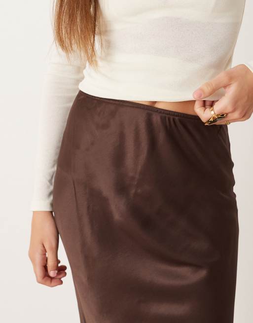 ASOS DESIGN – Chokladbrun diagonalskuren maxikjol i satin, 5 av 5