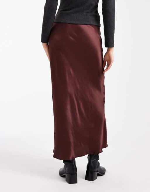 ASOS DESIGN – Chokladbrun diagonalskuren maxikjol i satin, 3 av 5