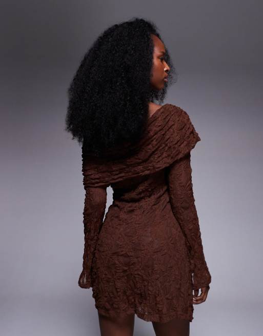 ASOS DESIGN – Chokladbrun, enaxlad maxiklänning med asymmetrisk design, 2 av 4