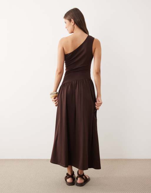 ASOS DESIGN – Chokladbrun, enaxlad maxiklänning med rysch och sänkt midja, 4 av 4
