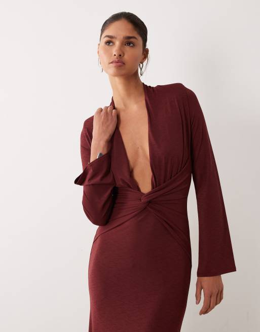 ASOS DESIGN – Chokladbrun, figurnära maxiklänning med superdjup urringning och snurrad knut framtill, 2 av 4