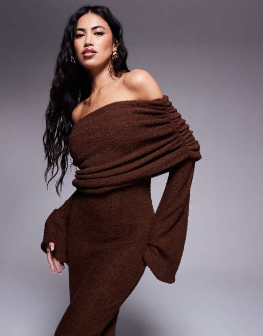 ASOS DESIGN – Chokladbrun, fluffig midiklänning med långa ärmar och bardotringning, 4 av 4