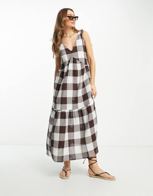 ASOS DESIGN – Chokladbrun, ginghamrutig sundress i maxilängd och krinklad trapeze-modell 
