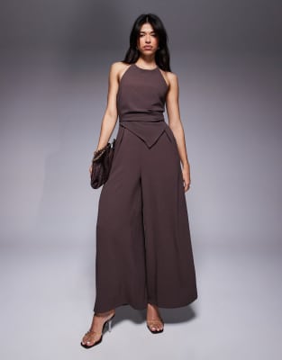 ASOS DESIGN – Chokladbrun jumpsuit med halterneck och asymmetriskt överlager - view 1