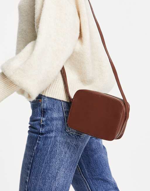 ASOS DESIGN – Chokladbrun kameraväska i läder med axelrem