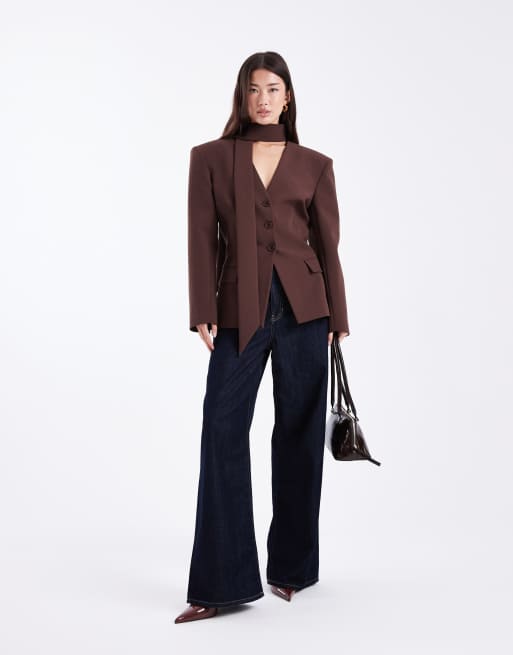ASOS DESIGN – Chokladbrun kavaj med markerad midja, axelvaddar och scarf, 3 av 4