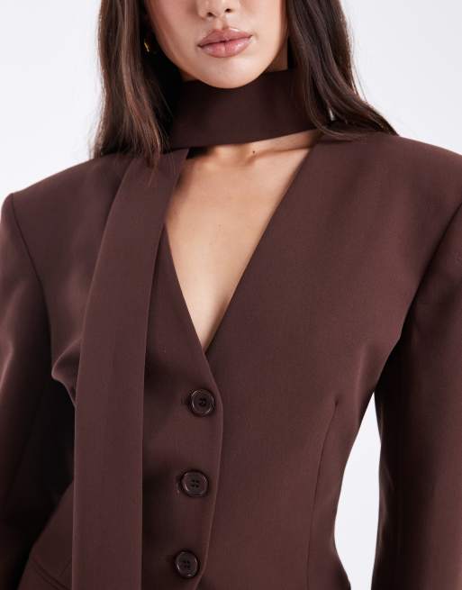 ASOS DESIGN – Chokladbrun kavaj med markerad midja, axelvaddar och scarf, 4 av 4