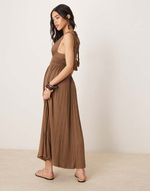 ASOS DESIGN – Chokladbrun, krinklad maxiklänning med djup ringning, spets och tofsar, 4 av 4