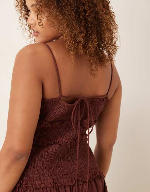 ASOS DESIGN – Chokladbrun, krinklad maxiklänning med smockad, sänkt midja , 2 av 4