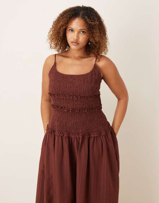 ASOS DESIGN – Chokladbrun, krinklad maxiklänning med smockad, sänkt midja , 3 av 4