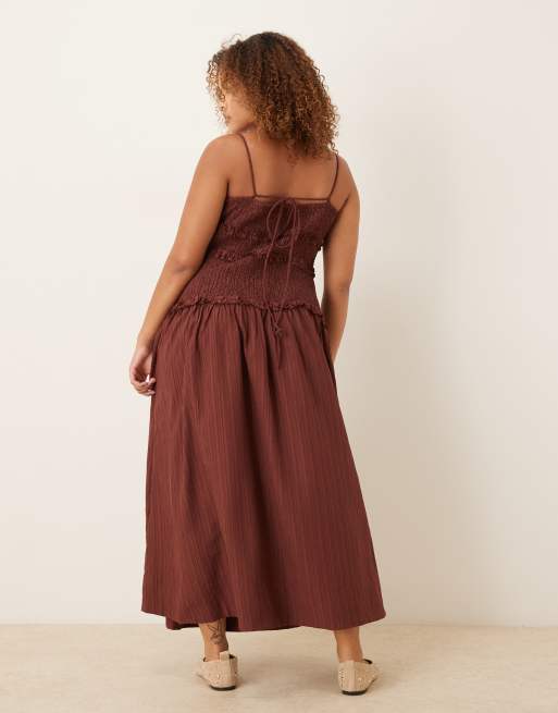 ASOS DESIGN – Chokladbrun, krinklad maxiklänning med smockad, sänkt midja , 4 av 4