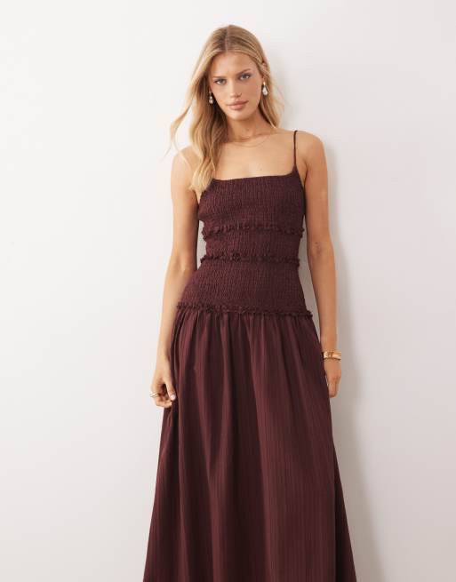 ASOS DESIGN – Chokladbrun, krinklad maxiklänning med smockad, sänkt midja , 2 av 4