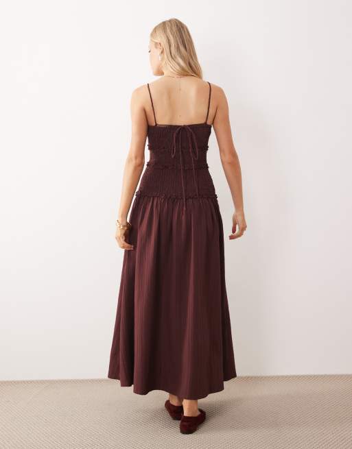 ASOS DESIGN – Chokladbrun, krinklad maxiklänning med smockad, sänkt midja , 3 av 4