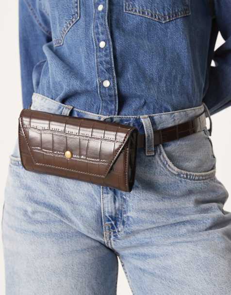 ASOS DESIGN – Chokladbrun, krokodilskinnsmönstrad, stor bältesväska - view 1