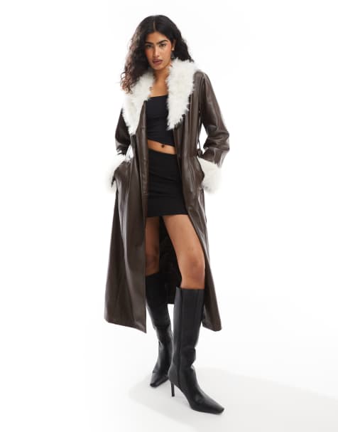 ASOS DESIGN – Chokladbrun, lång kappa i läderimitation med krage och ärmslut i fuskpäls - view 1