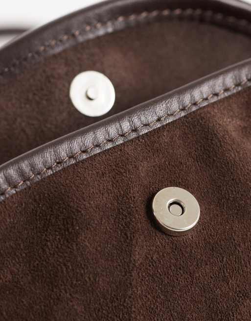 ASOS DESIGN – Chokladbrun, liten axelremsväska i mocka med viklock, 5 av 5