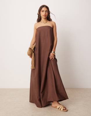 ASOS DESIGN – Chokladbrun maxiklänning i cupro med bandeauringning - view 1