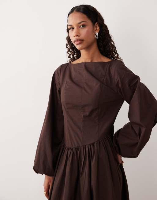 ASOS DESIGN – Chokladbrun maxiklänning i poplin med asymmetrisk midja och volymärmar, 2 av 4