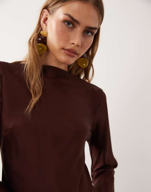 ASOS DESIGN – Chokladbrun maxiklänning i satin med långa ärmar, 2 av 4