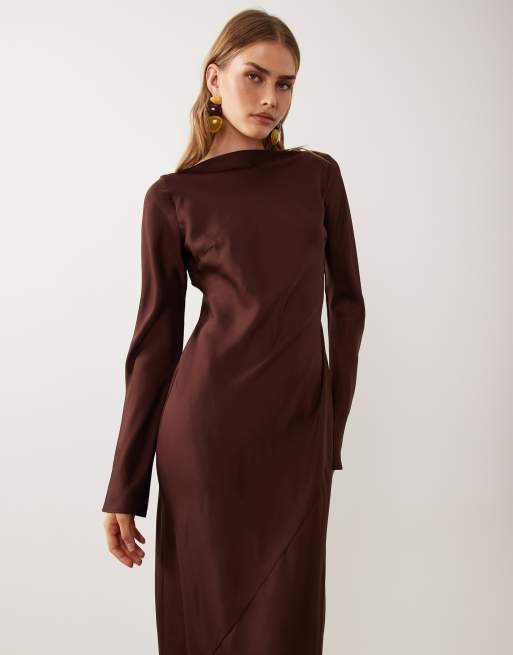 ASOS DESIGN – Chokladbrun maxiklänning i satin med långa ärmar, 3 av 4