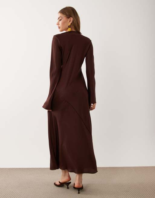 ASOS DESIGN – Chokladbrun maxiklänning i satin med långa ärmar, 4 av 4