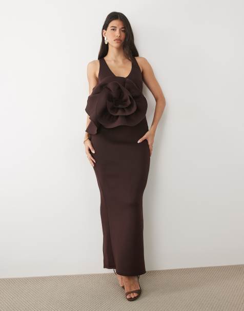 ASOS DESIGN – Chokladbrun maxiklänning i scubaliknande tyg med djup urringning, 3D-corsage och öppen rygg - view 1
