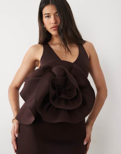 ASOS DESIGN – Chokladbrun maxiklänning i scubaliknande tyg med djup urringning, 3D-corsage och öppen rygg, 2 av 4
