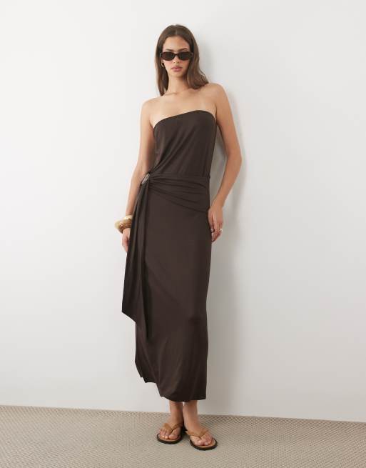 ASOS DESIGN – Chokladbrun maxiklänning med bandeau-ringning och guldfärgad detalj, 2 av 4