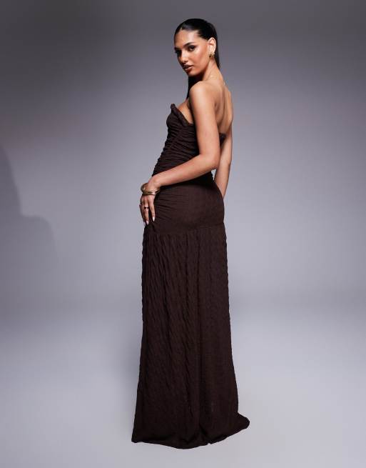 ASOS DESIGN – Chokladbrun maxiklänning med bandeau-ringning, rundad kant, snörning och textur, 2 av 4