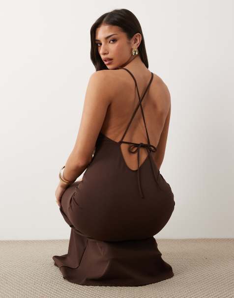 ASOS DESIGN – Chokladbrun maxiklänning med halterneck och band baktill i crepe - view 1
