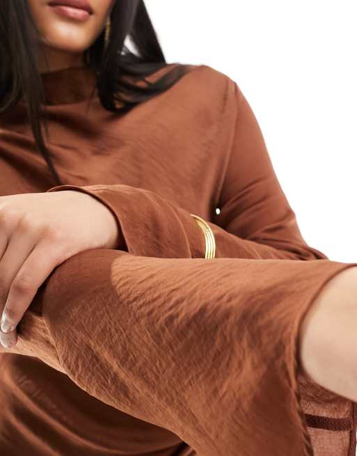 ASOS DESIGN – Chokladbrun maxiklänning med rysch på sidan, draperad ringning och asymmetriskt lager, 3 av 4