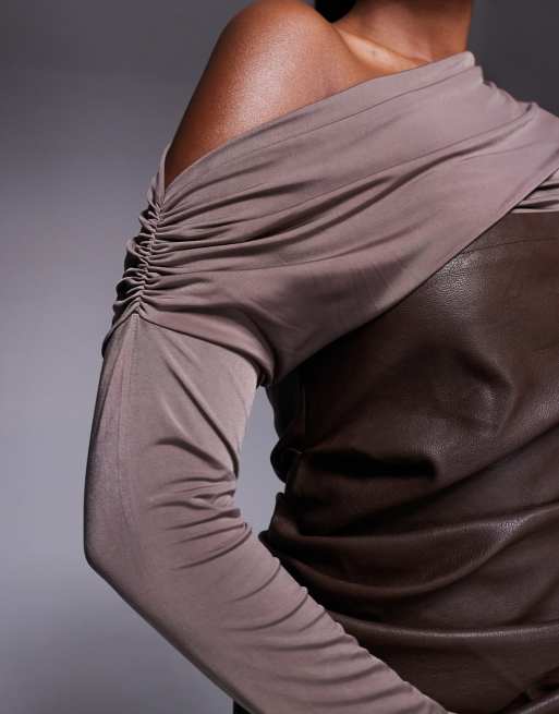 ASOS DESIGN – Chokladbrun midiklänning i PU och bandeaustil med sänkt axel, 2 av 4