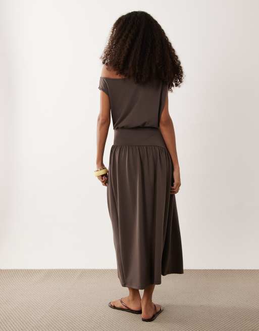 ASOS DESIGN – Chokladbrun midiklänning med asymmetrisk, markerad midja och sänkt axelsöm, 2 av 4