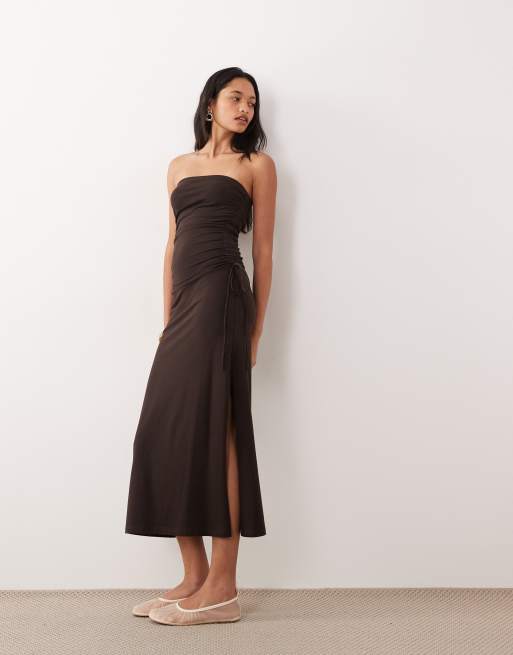 ASOS DESIGN – Chokladbrun midiklänning med bandeau-ringning och rynkning i sidan, 2 av 4