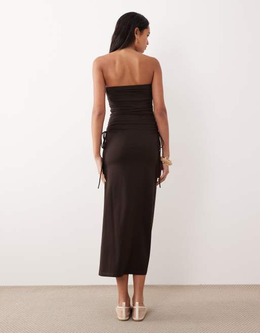 ASOS DESIGN – Chokladbrun midiklänning med bandeau-ringning och rynkning i sidan, 4 av 4