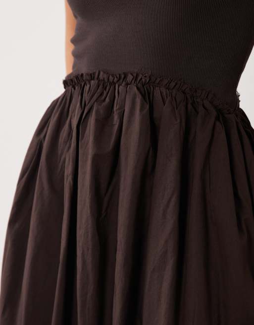 ASOS DESIGN – Chokladbrun midiklänning med djup ringning, ribbat liv och poplinkjol, 3 av 4