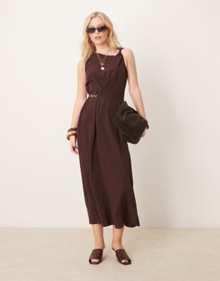 ASOS DESIGN – Chokladbrun midiklänning med guldfärgad detalj, snurrade axelband och drapering - view 1